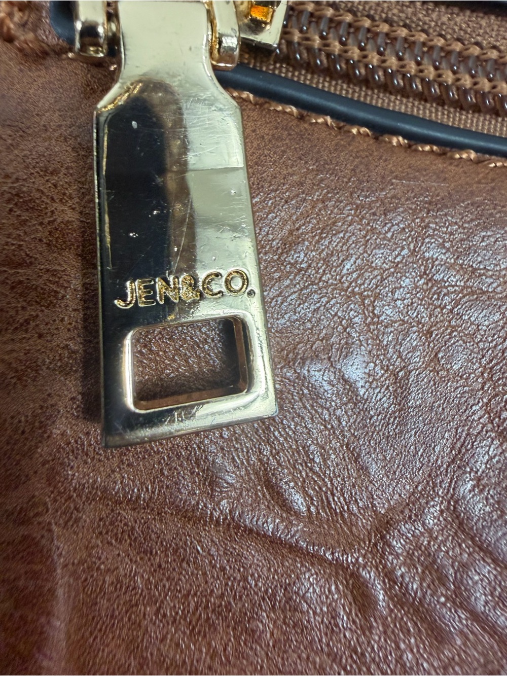 Crossbody Bag with Woven Guitar Strap – Jen & Co. vegan leather - Picture 10 of 14
